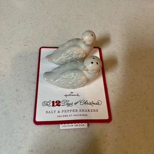 NWT- salt and pepper shaker set